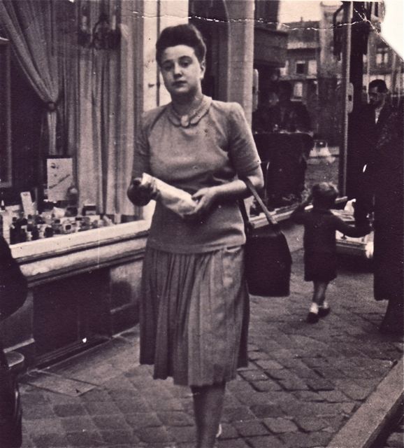 Edith was altijd in voor nieuw. Omwille van nieuw. En dus bij de eerste broodjeszaak in het dorp een martino gekocht. En gelijk weggeflikkerd.